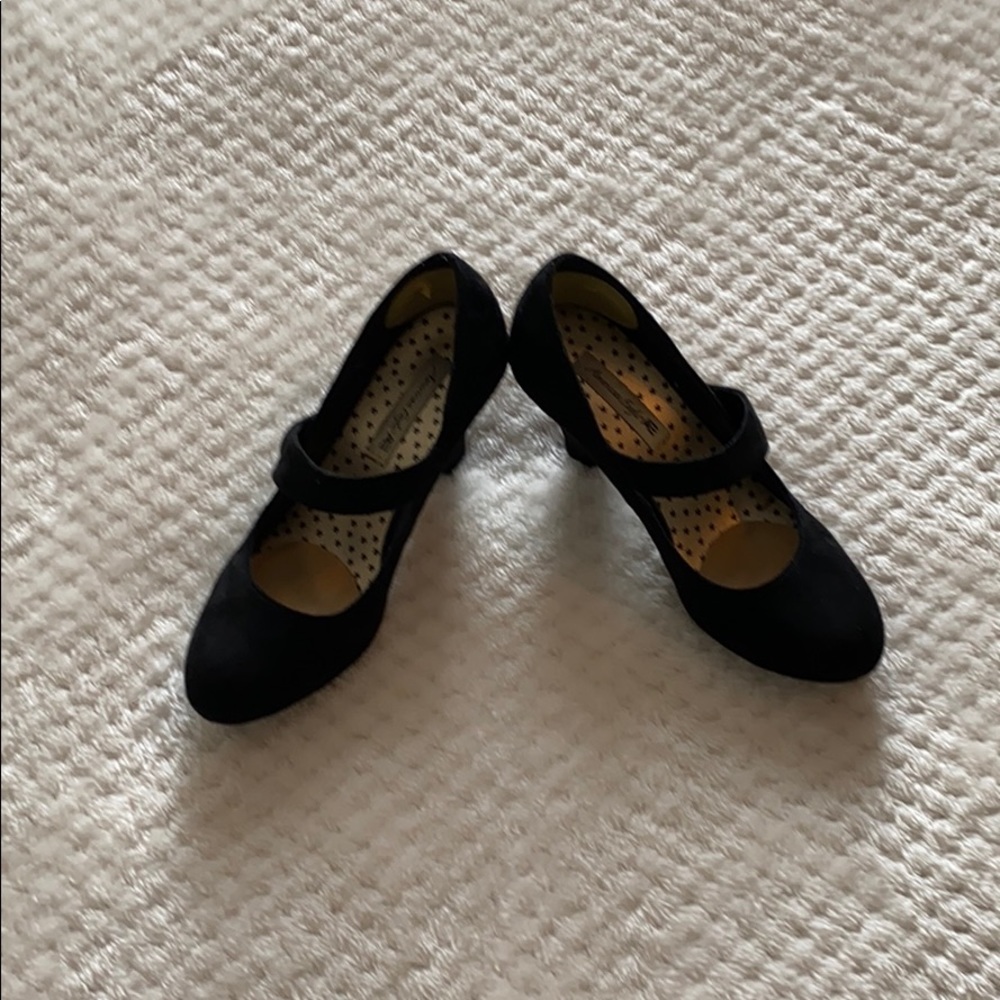 I am selling black high heels.